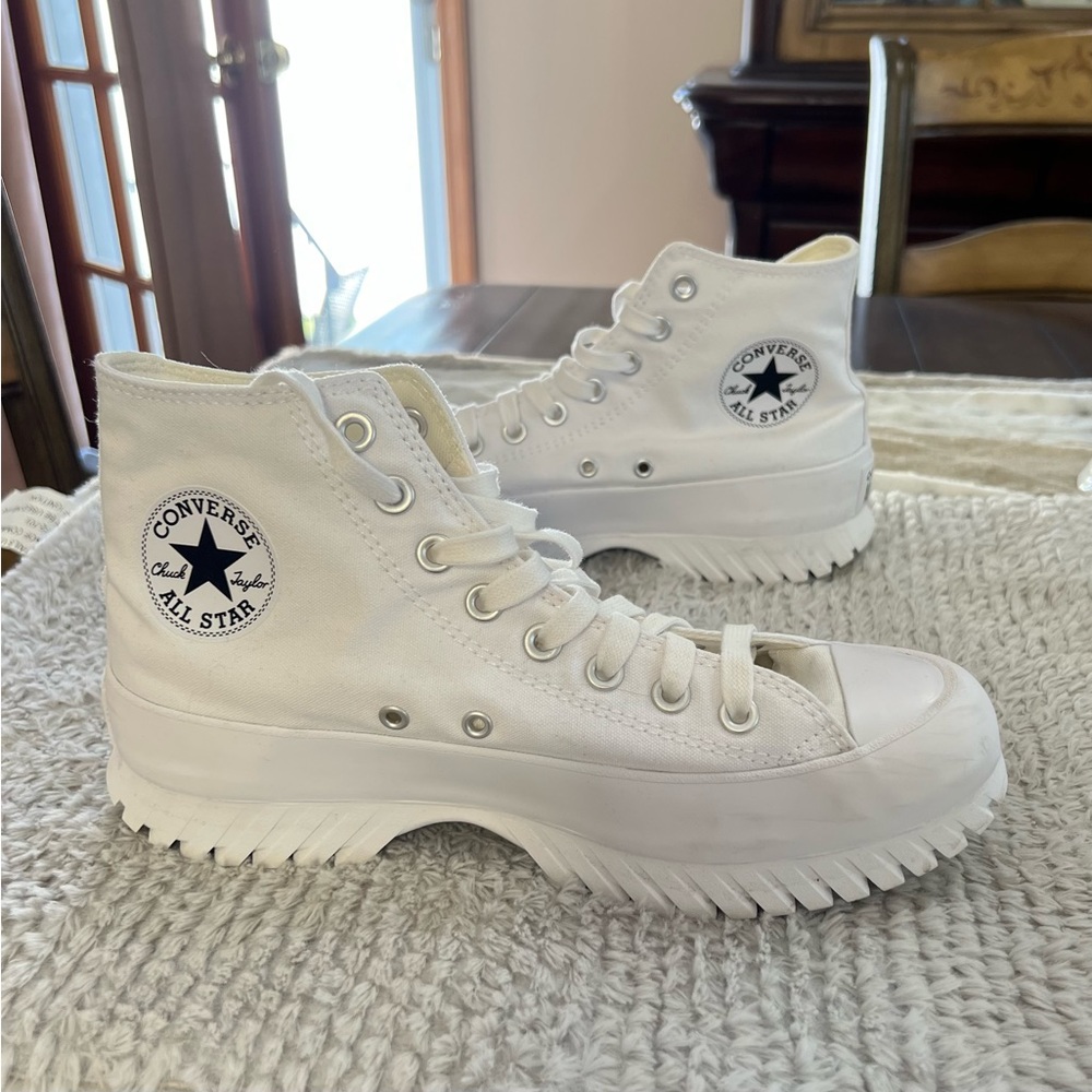 Converse Chuck Taylor hi-tops - White - Lugged 2.0 - size men’s 7.5, women’s 9.5